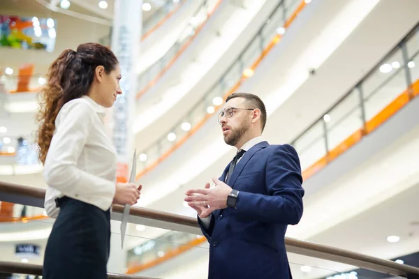 Twee Vertrouwen Zakelijke Partners Formalwear Bespreken Termen Van Nieuw Contract — Stockfoto