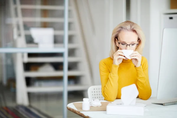 Portret Van Zieke Volwassen Vrouw Waait Neus Werkplek Kantoor Kopie — Stockfoto