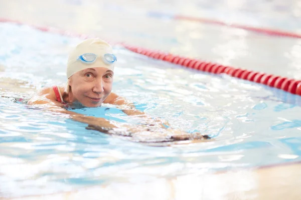 Porträt Einer Glücklichen Seniorin Die Pool Schwimmt Und Die Kamera — Stockfoto