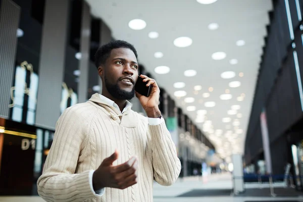 Fiatal Afro Amerikai Üzletember Casualwear Beszélő Smartphone Airport Lounge Ban — Stock Fotó