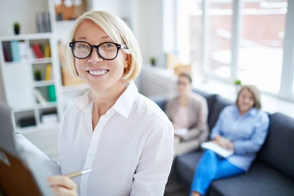 Porträt Eines Reifen Geschäftsführers Der Während Einer Besprechung Auf Whiteboard — Stockfoto