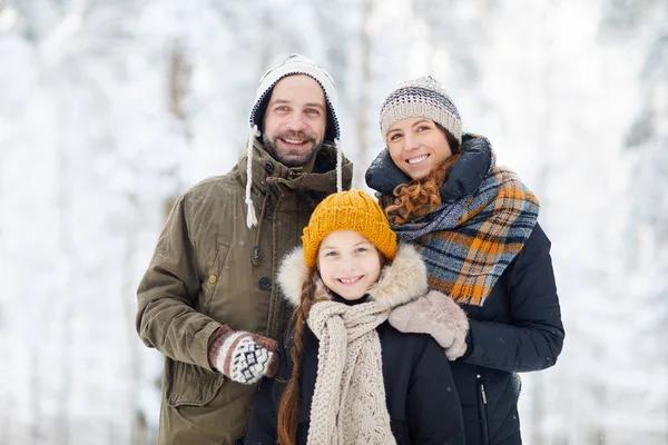 Midja Upp Porträtt Lycklig Modern Familj Vinter Skog Poserar Med — Stockfoto