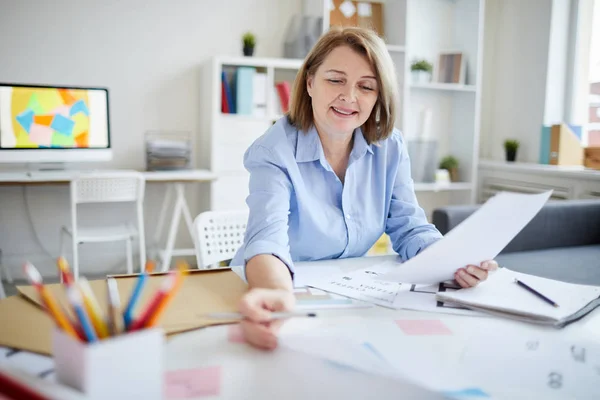 Ritratto Designer Donna Che Guarda Stampe Mentre Lavora Ufficio Copiare — Foto Stock