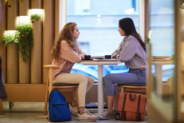 Δύο Περιστασιακή Έφηβες Κορίτσια Κάθονται Στο Τραπέζι Στο Κολλέγιο Καφέ — Φωτογραφία Αρχείου