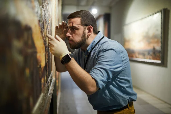 Portret Van Bebaarde Museum Werknemer Inspectie Schilderij Voor Restauratie Exemplaar — Stockfoto