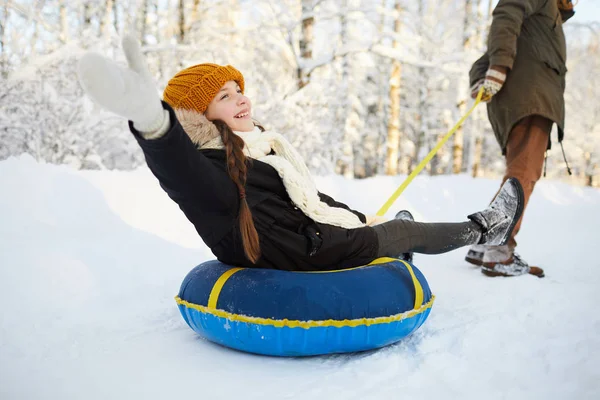 Ολόσωμο Πορτρέτο Του Ευτυχισμένο Κορίτσι Απολαμβάνοντας Βόλτα Έλκηθρο Όμορφο Χειμερινό — Φωτογραφία Αρχείου