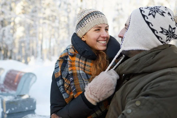 Taille Portret Van Gelukkige Paar Plezier Winter Bos Kijken Naar — Stockfoto