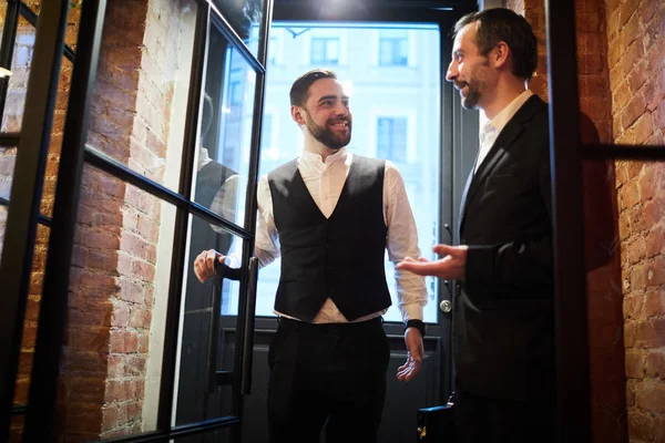 Vista Frontal Retrato Dois Cavalheiros Bonitos Entrando Café Conversando Alegremente — Fotografia de Stock