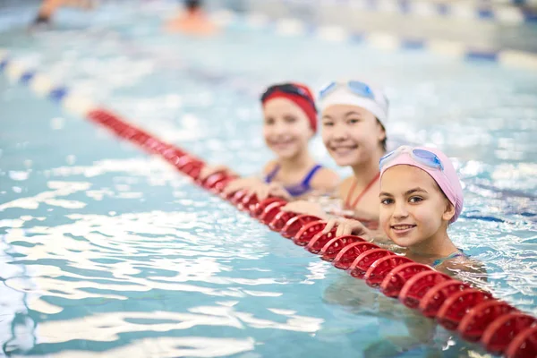 Porträt Eines Kleinen Mädchens Beim Schwimmen Hallenbad Zusammen Mit Anderen — Stockfoto