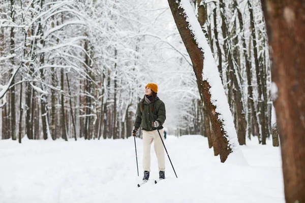 Ολόσωμο Πορτρέτο Του Ενεργού Νεαρή Γυναίκα Σκι Μόνος Στο Όμορφο — Φωτογραφία Αρχείου