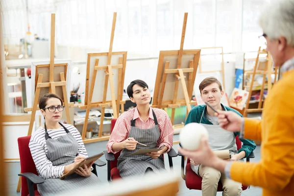 Retrato Del Grupo Estudiantes Arte Alegres Sentados Fila Escuchando Profesor —  Fotos de Stock