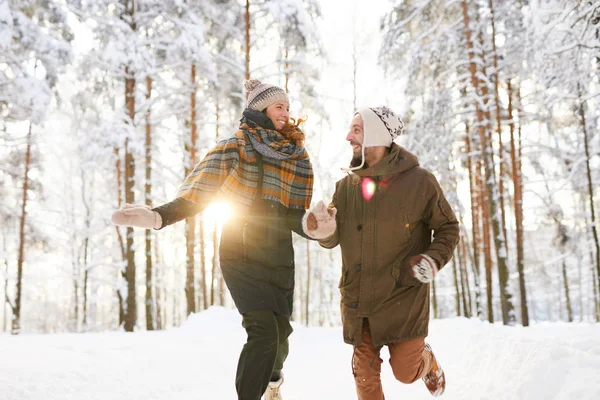 Portret Van Gelukkige Speelse Paar Rennen Winterbos Glimlachend Gelukkig Zonlicht — Stockfoto