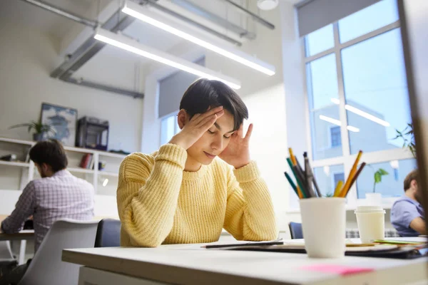 Wyczerpane Kobiece Projektant Graficzny Siedzi Przy Stole Biurze Pochylony Głowę — Zdjęcie stockowe