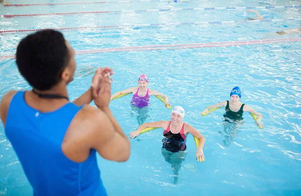 Hög Vinkel Porträtt Tre Mogna Kvinnor Gör Aqua Aerobics Poolen — Stockfoto