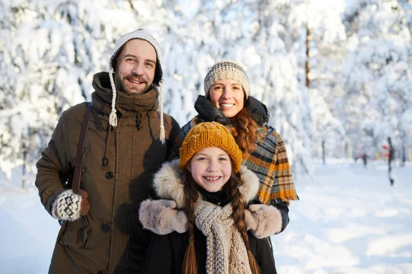 幸福家庭的肖像 在美丽的冬季森林中摆姿势看相机 复制空间 — 图库照片