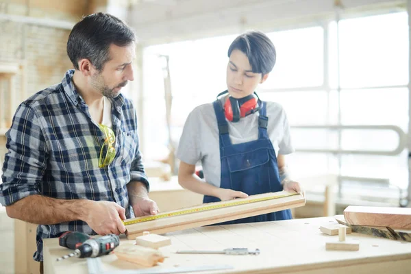 Charpentiers Coûteux Sérieux Vêtements Travail Debout Table Tenant Une Planche — Photo