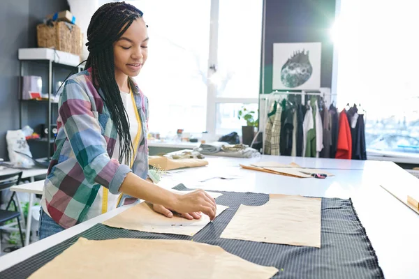 Ung Kvinnlig Skräddare Som Arbetar Med Skisser Och Textil Och — Stockfoto