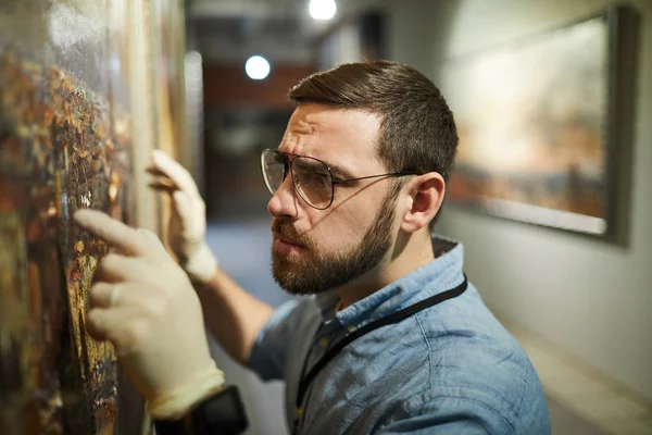 Primer Plano Del Trabajador Del Museo Barbudo Inspeccionando Pintura Para — Foto de Stock