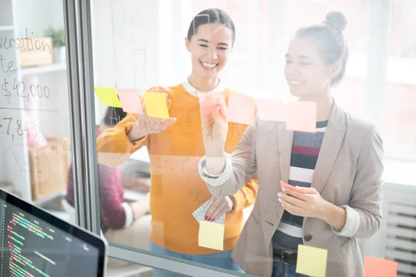 Duas Empresárias Casuais Felizes Colando Cadernos Com Notas Fluxo Trabalho — Fotografia de Stock