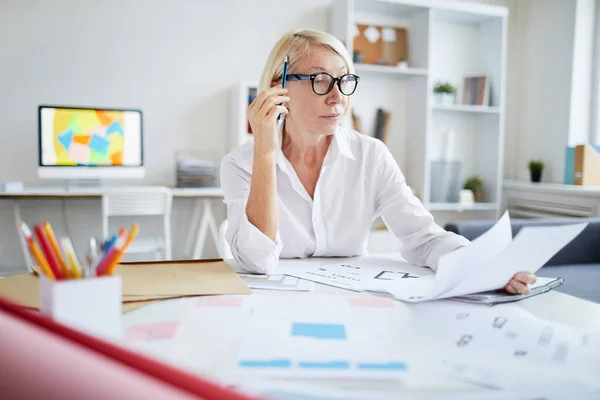 Ritratto Designer Maturo Che Guarda Stampe Mentre Lavora Ufficio Copia — Foto Stock