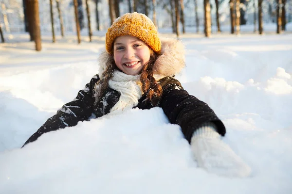Portret Van Happy Little Girl Spelen Sneeuw Prachtige Winter Bos — Stockfoto