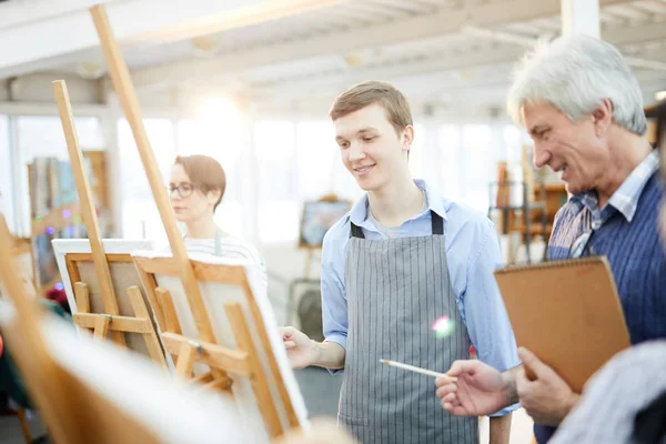 Retrato Cintura Hacia Arriba Adolescente Sonriente Pintando Cuadro Caballete Estudio — Foto de Stock