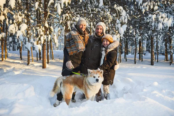 Porträtt Lycklig Familj Njuter Promenad Med Hund Vackra Winter Park — Stockfoto