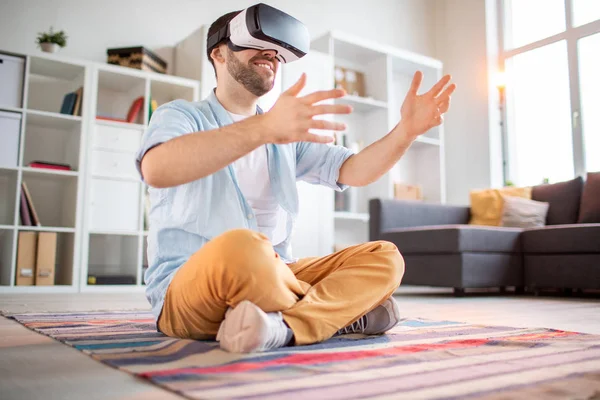 Hombre Casual Joven Feliz Con Auriculares Sosteniendo Cosas Virtuales Las —  Fotos de Stock