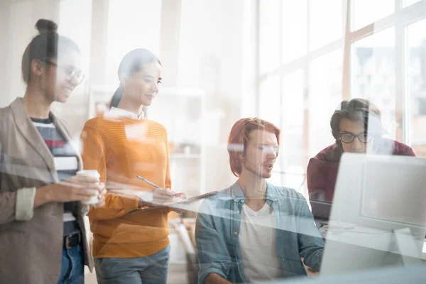 Flera Unga Programmerare Diskuterar Online Data Från Webbplats Medan Studerar — Stockfoto