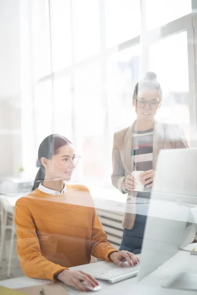 Twee Meisjes Casualwear Kijken Online Gegevens Computerscherm Tijdens Bespreking Van — Stockfoto