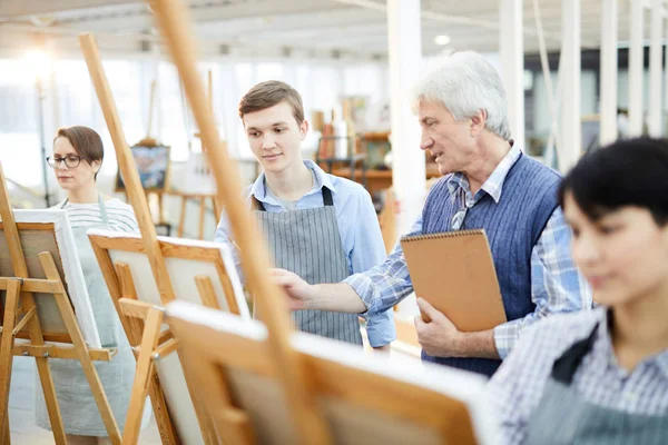 Retrato Del Profesor Arte Maduro Ayudando Grupo Estudiantes Pintar Imágenes — Foto de Stock