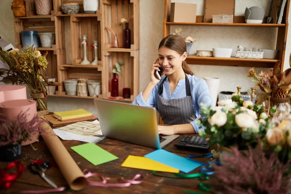 Ritratto Donna Proprietaria Una Piccola Impresa Che Utilizza Computer Portatile — Foto Stock