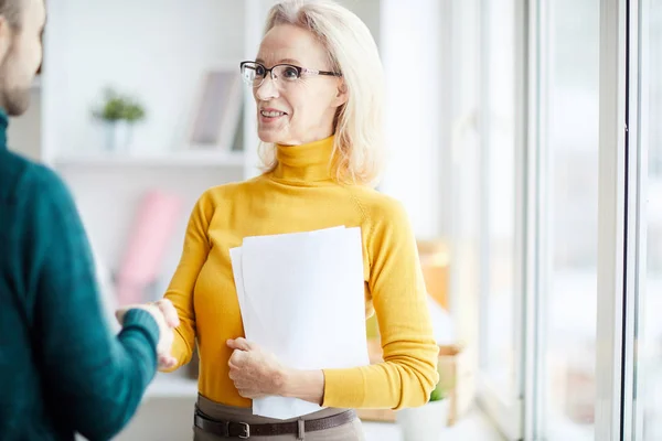 Taillenhoch Porträt Einer Erfolgreichen Geschäftsfrau Beim Händeschütteln Mit Einem Unkenntlichen — Stockfoto