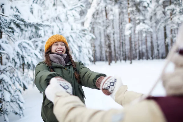 遊び心のある若いカップル屋外冬の楽しい時を過すと繋いで コピー領域の肖像画に腰 — ストック写真