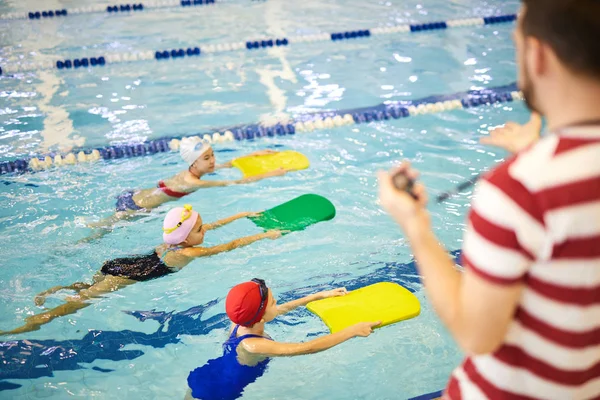 Gruppe Kleiner Mädchen Lernt Mit Brettern Schwimmen Während Schwimmlehrer Sie — Stockfoto