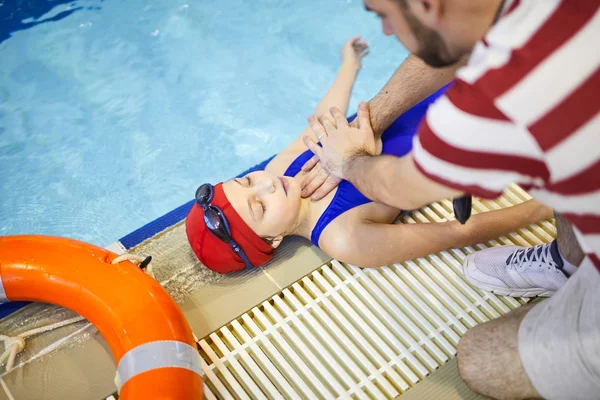 Plavecký Instruktor Zobrazující Malou Holčičku Jak Provést Umělé Dýchání Nebo — Stock fotografie
