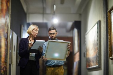 Portre resim sanat galerisinde, kopya alanı ayakta teftiş iki müze işçilerin