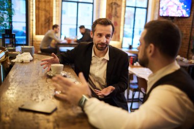 Çubuk sayaç, kopya alanı ile otururken Cafe sohbet kafede kahve zevk portre f iki yakışıklı beyler
