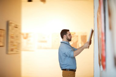Sakallı dostum yan görünüm portre resim Sanat Galerisi veya Müzesi, holding kopyalama alanı