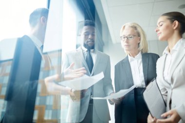 Dört çağdaş kültürler arası ticaret sözleşmeleri veya boardroom çalışma toplantısında Mali belgeler üzerinden seyir