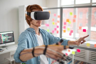 Vr kulaklık ve sensörler çalışmaları sırasında ekranda sanal düğmesini dokunmadan parmakları rahat iş adamı