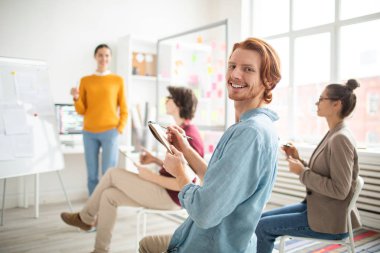 Not Defteri'nde iş seminer sırasında yapma veya stüdyoda eğitim genç gülümseyen öğrenci