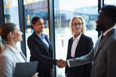 İki genç kültürlerarası Temsilciler toplantısında iş anlaşması yaptıktan sonra el sıkışan
