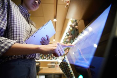 Müşteri sırasını girerek ve toplamı sayma bilgisayar ekranında işaret Notepad ile genç garson