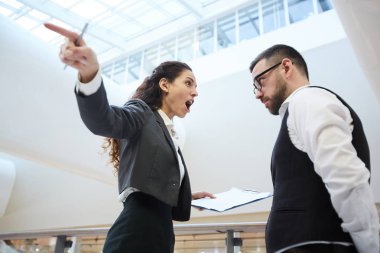 Belge şaşkın adam çığlık ve kenara işaret ile genç öfkeli işkadını