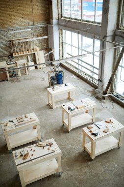 Kimse geniş marangozluk: ahşap masa dolu araçlar ve tahta parçaları ile modern atölye görünümünü hemen üstüne