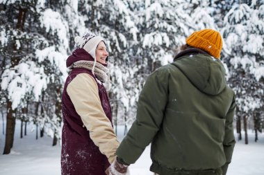 Güzel kış orman, kopya alanı zevk yürüyüş sırasında çift tutuşup sevgi dolu görünüm portre geri