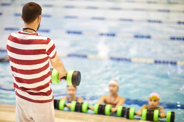 Rückansicht Eines Jungen Schwimmlehrers Der Seiner Klasse Becken Übungen Mit — Stockfoto