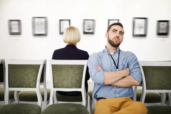 Retrato Barbudo Jovem Olhando Para Fotos Galeria Arte Museu Enquanto — Fotografia de Stock