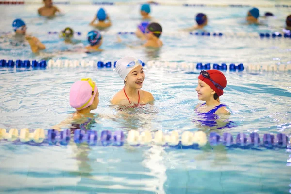Група Маленьких Дівчат Купальнику Які Плавають Разом Критому Басейні Центрі — стокове фото